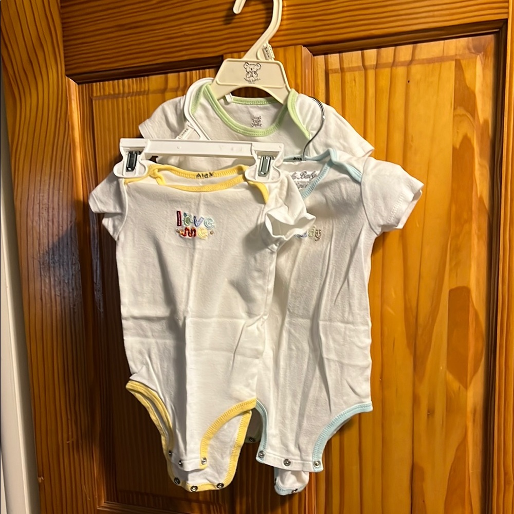 Carter's White Bodysuits with Yellow, Green & Blue Accents Size M (3-6 months?))